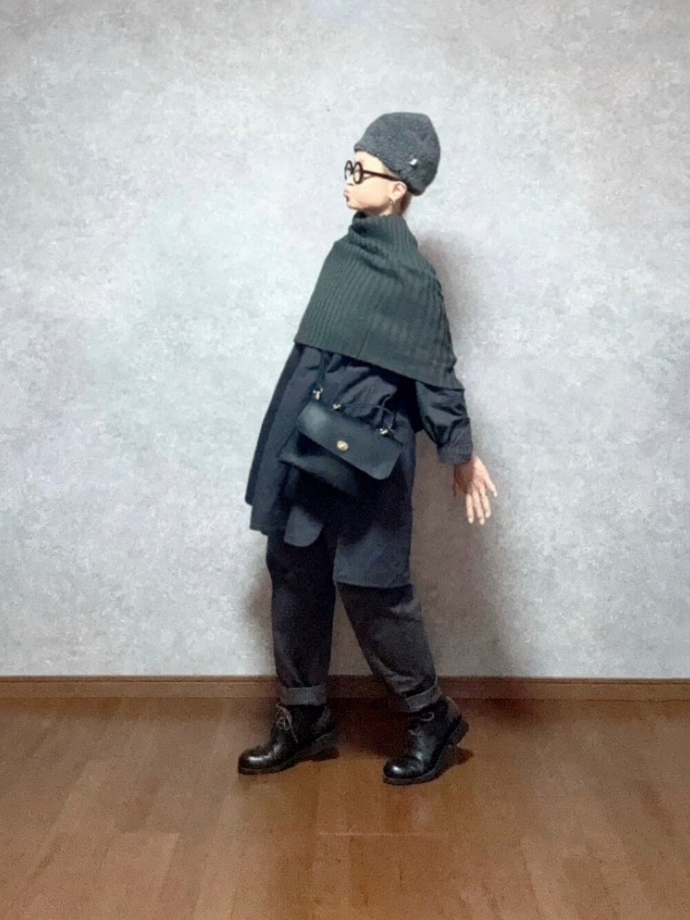 ブラック系のシューズ、グレー系のパンツ、ブラック系のショルダーバッグを着用したレディースの冬コーディネートの2枚目の写真