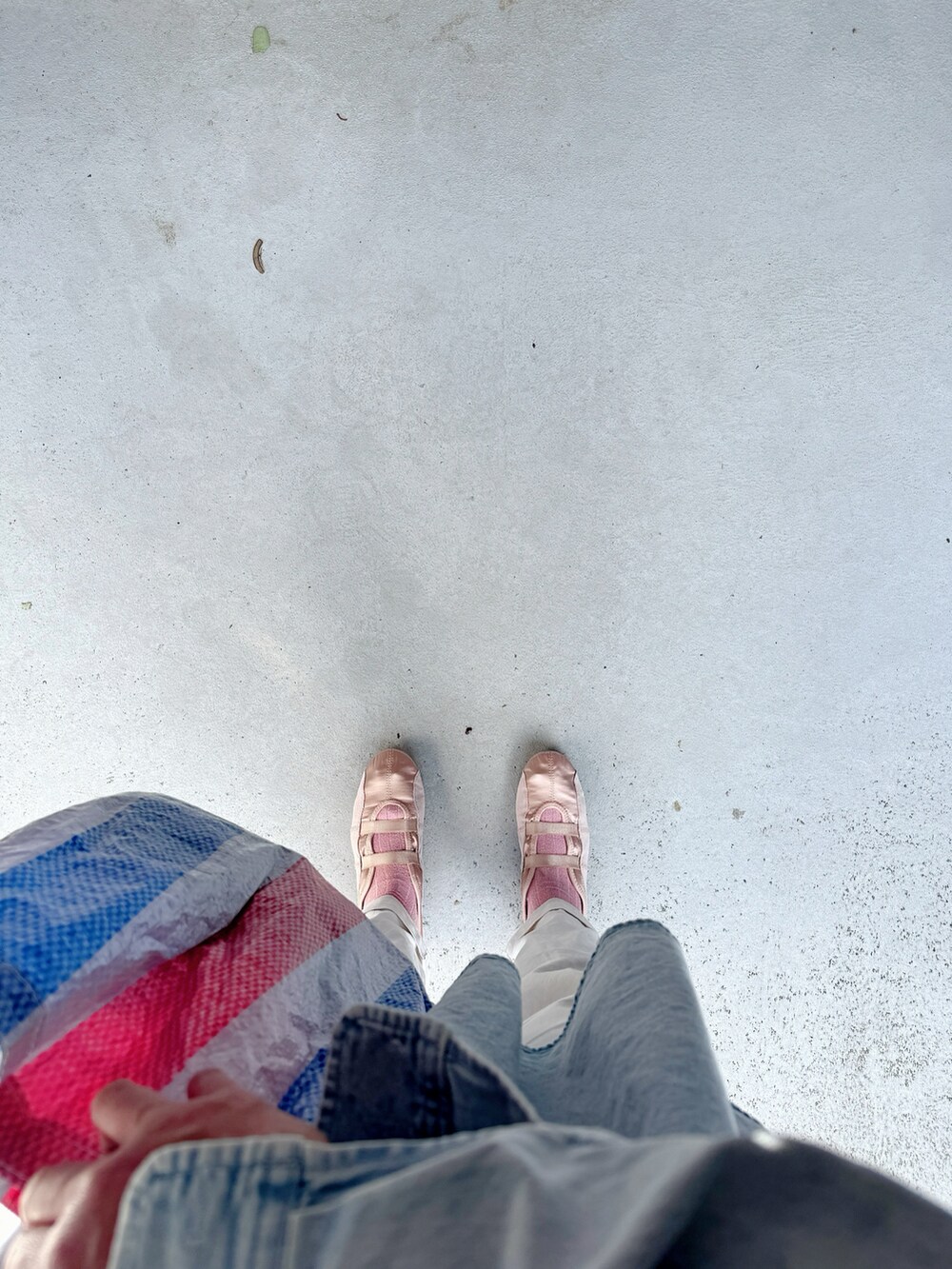 ピンク系のシューズ、ホワイト系のパンツ、その他のバッグを着用したレディースの春コーディネートの2枚目の写真