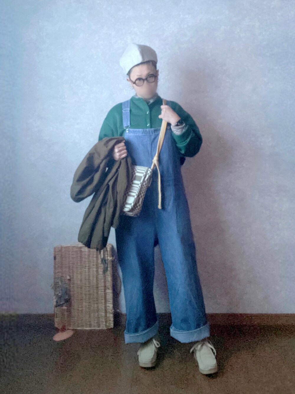 ベージュ系のシューズ、ブルー系のオールインワン・サロペット、グリーン系のバッグを着用したレディースの冬コーディネートの2枚目の写真