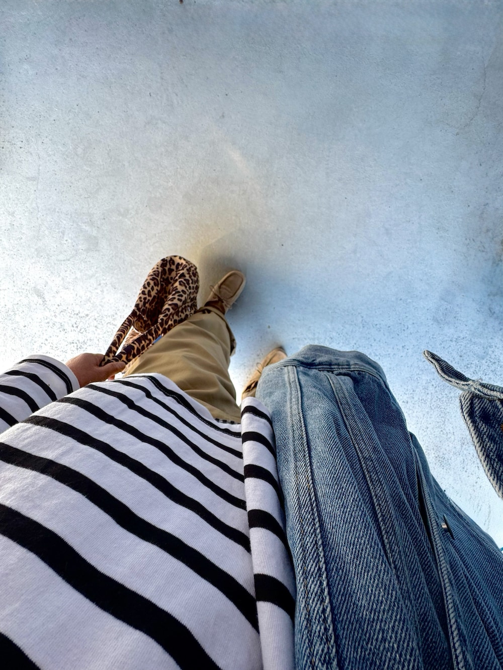 ベージュ系のシューズ、その他のバッグ、ベージュ系のパンツを着用したレディースの春コーディネートの3枚目の写真