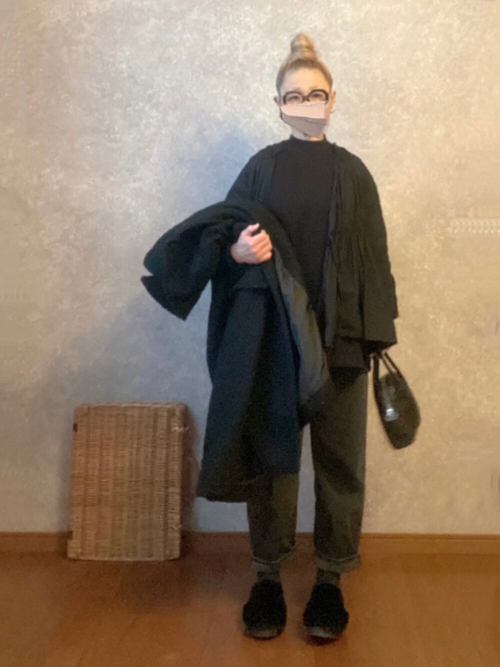 ブラック系のシューズ、ブラック系のパンツ、ブラック系のジャケット/アウターを着用したレディースの冬コーディネートの2枚目の写真