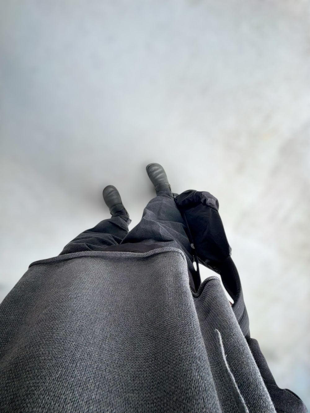 ブラック系のシューズ、ブラック系のパンツ、ブラック系のバッグを着用したレディースの春コーディネートの3枚目の写真