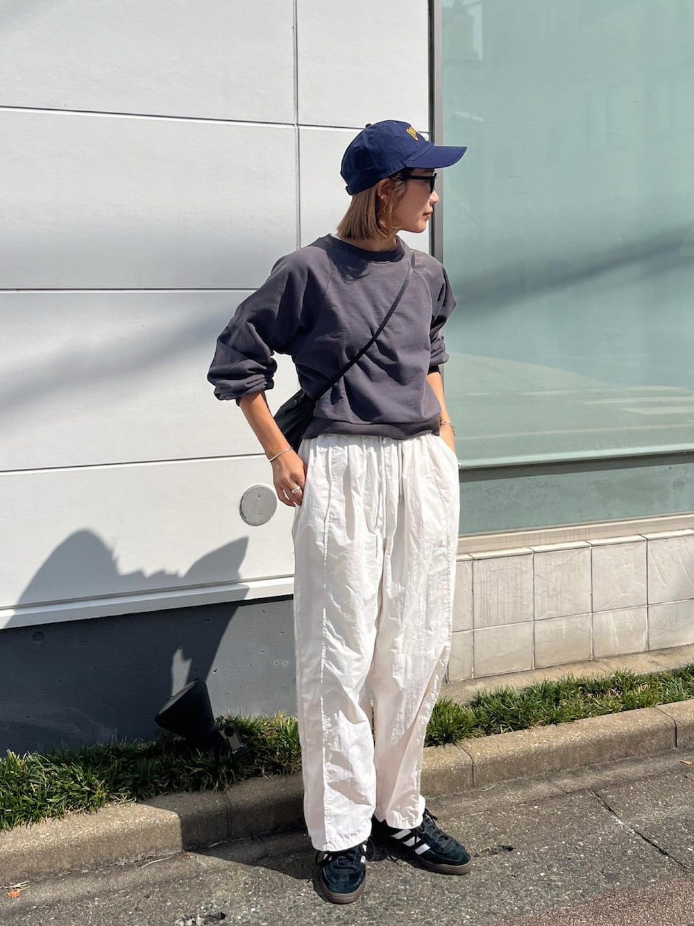 ホワイト系のその他パンツ、ブラック系のスニーカー、グレー系のスウェットを着用したレディースの秋コーディネートの2枚目の写真
