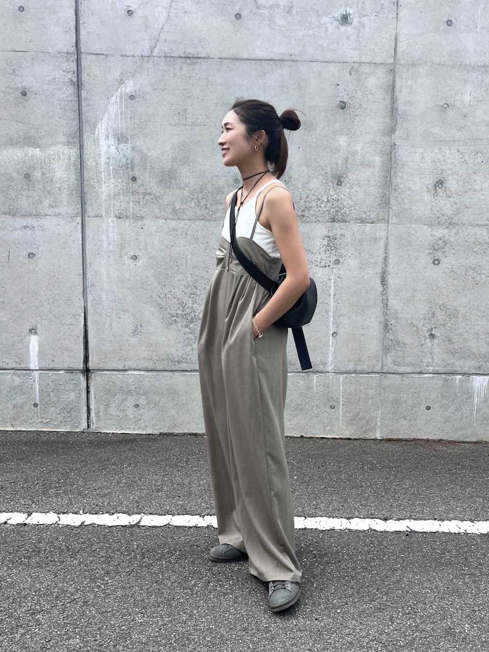 グレー系のサロペット/オーバーオール、ブラック系のハンドバッグ、シルバー系のチョーカーを着用したレディースの夏コーディネートの2枚目の写真