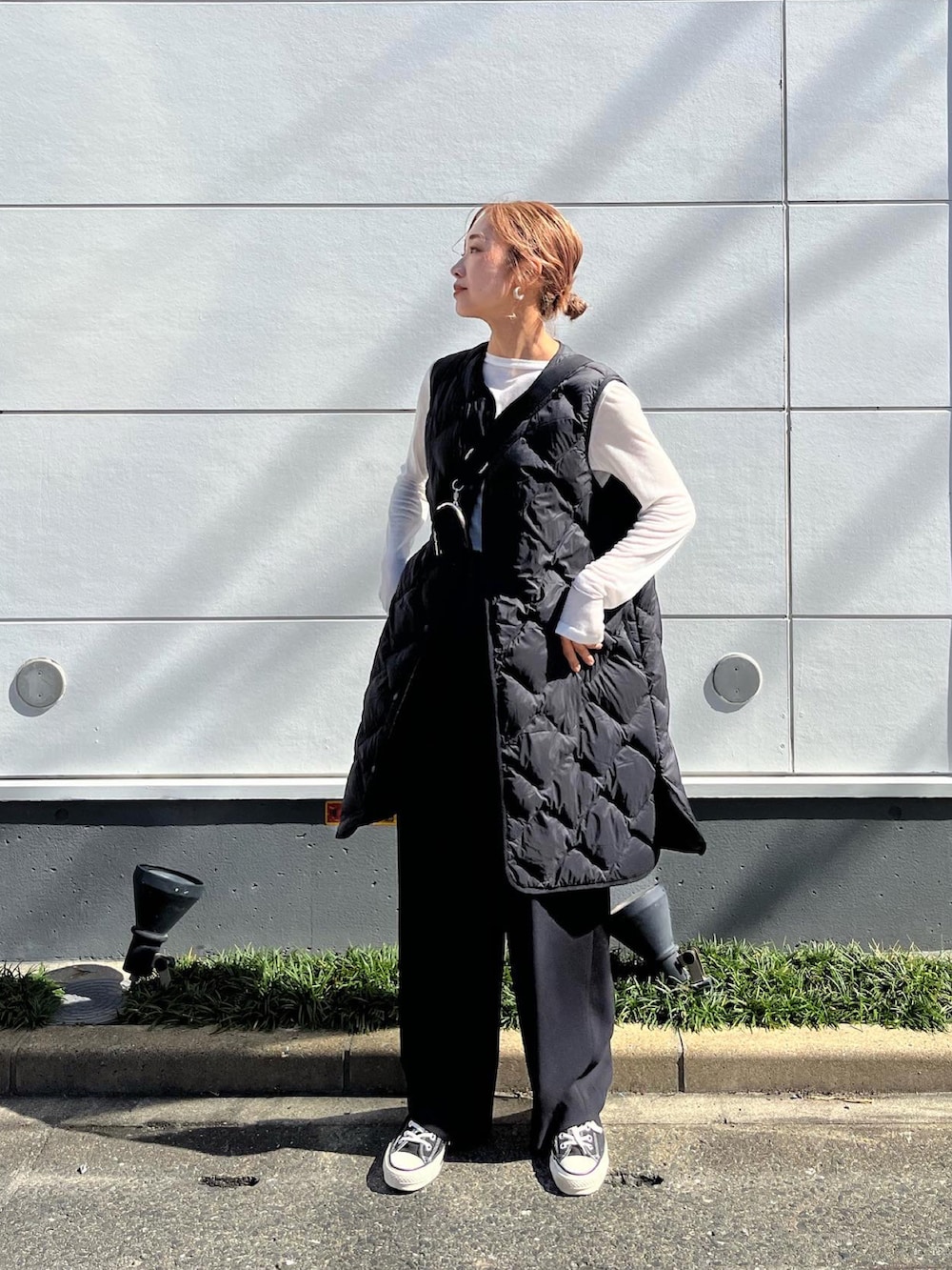 ブラック系のジャケット/アウター、ブラック系のその他パンツを着用したレディースの秋コーディネートの2枚目の写真