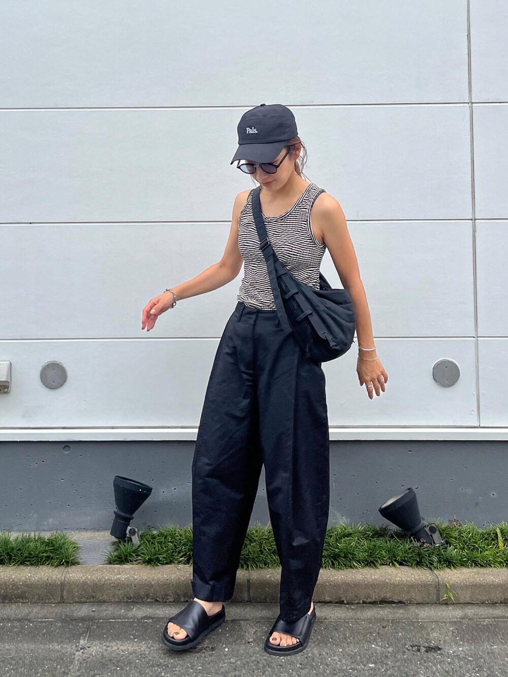 ブラック系のその他パンツ、ホワイト系のタンクトップ、ブラック系のサンダルを着用したレディースの夏コーディネートの2枚目の写真