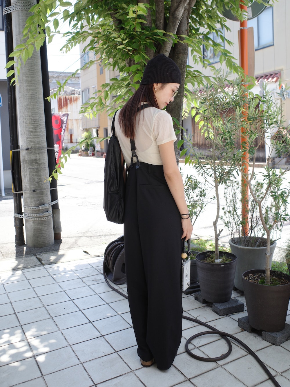 「シンプルスタイル、初夏コーデ、カジュアルコーデ、サンダル」｜「feepurのサスペンダーハイウエストパンツ（その他パンツ、ブラック系）」を使った、yanさん（レディース・160cm）の夏コーディネートの2枚目の写真