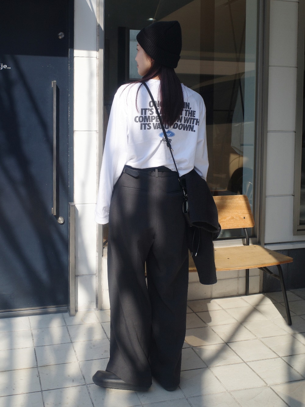 ホワイト系のTシャツ/カットソー、グレー系のその他パンツ、グレー系のブルゾンを着用したレディースの冬コーディネートの2枚目の写真