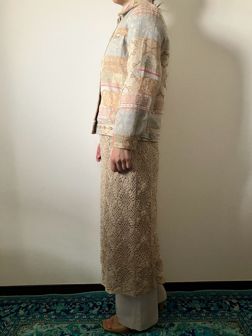 「淡色コーデ、クロシェ、vintage、VINTAGE、古着MIX、古着、古着コーデ、刺繍、刺繍ジャケット、クロシェスカート、パッチワーク、似合うラボに行こう、レイヤードスタイル、4-101」｜「4-101のアイテム（ジャケット/アウター、ベージュ系）」を使った、4-101 Vintage Storeさん（レディース・160cm）の冬コーディネートの3枚目の写真
