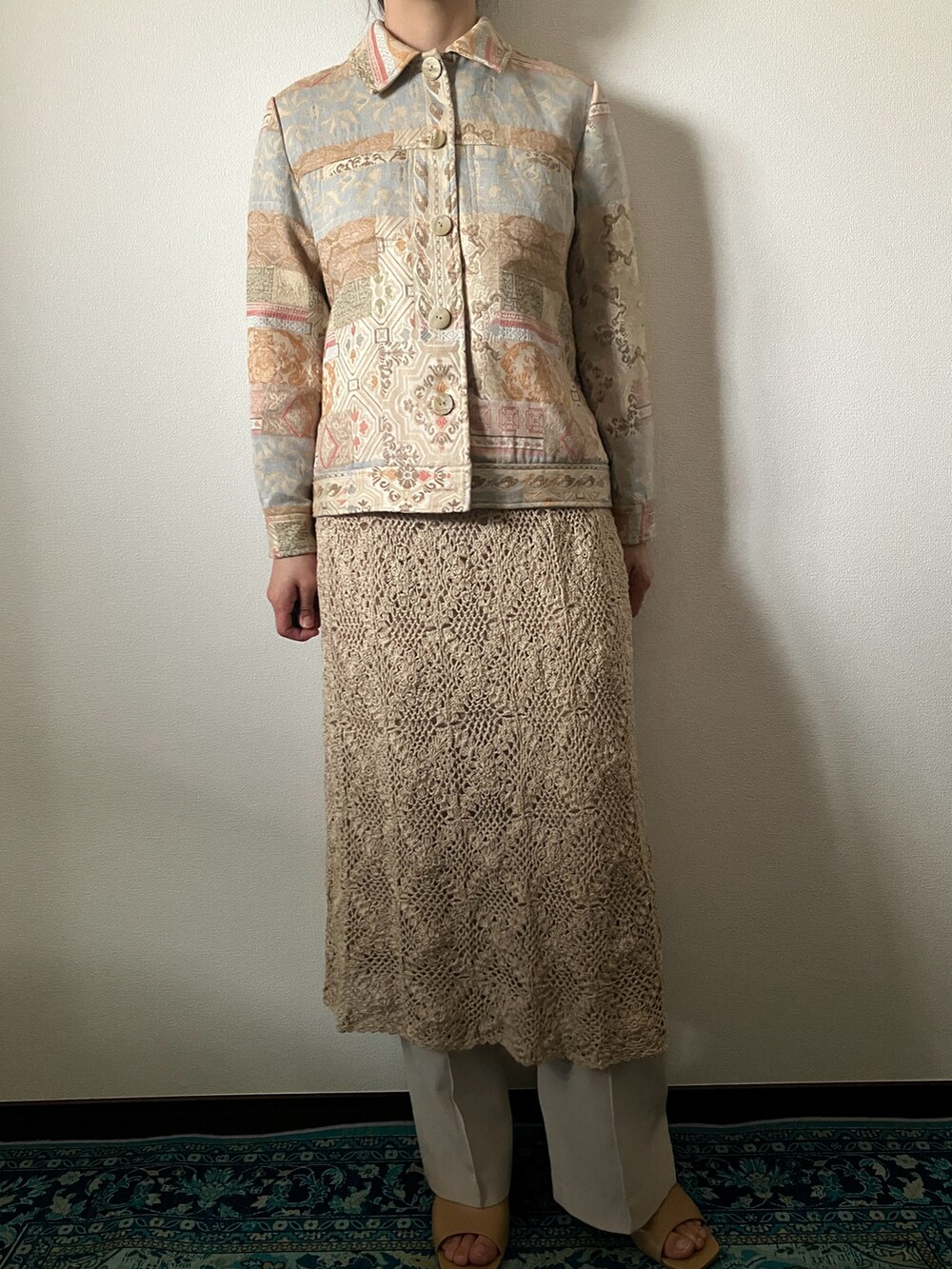「淡色コーデ、クロシェ、vintage、VINTAGE、古着MIX、古着、古着コーデ、刺繍、刺繍ジャケット、クロシェスカート、パッチワーク、似合うラボに行こう、レイヤードスタイル、4-101」｜「4-101のアイテム（ジャケット/アウター、ベージュ系）」を使った、4-101 Vintage Storeさん（レディース・160cm）の冬コーディネートの2枚目の写真