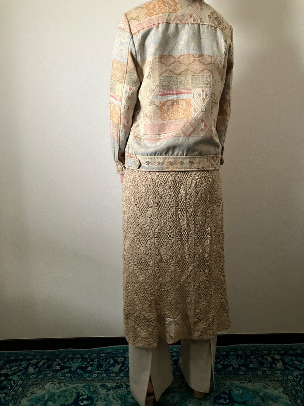 「淡色コーデ、クロシェ、vintage、VINTAGE、古着MIX、古着、古着コーデ、刺繍、刺繍ジャケット、クロシェスカート、パッチワーク、似合うラボに行こう、レイヤードスタイル、4-101」｜「4-101のアイテム（ジャケット/アウター、ベージュ系）」を使った、4-101 Vintage Storeさん（レディース・160cm）の冬コーディネートの4枚目の写真