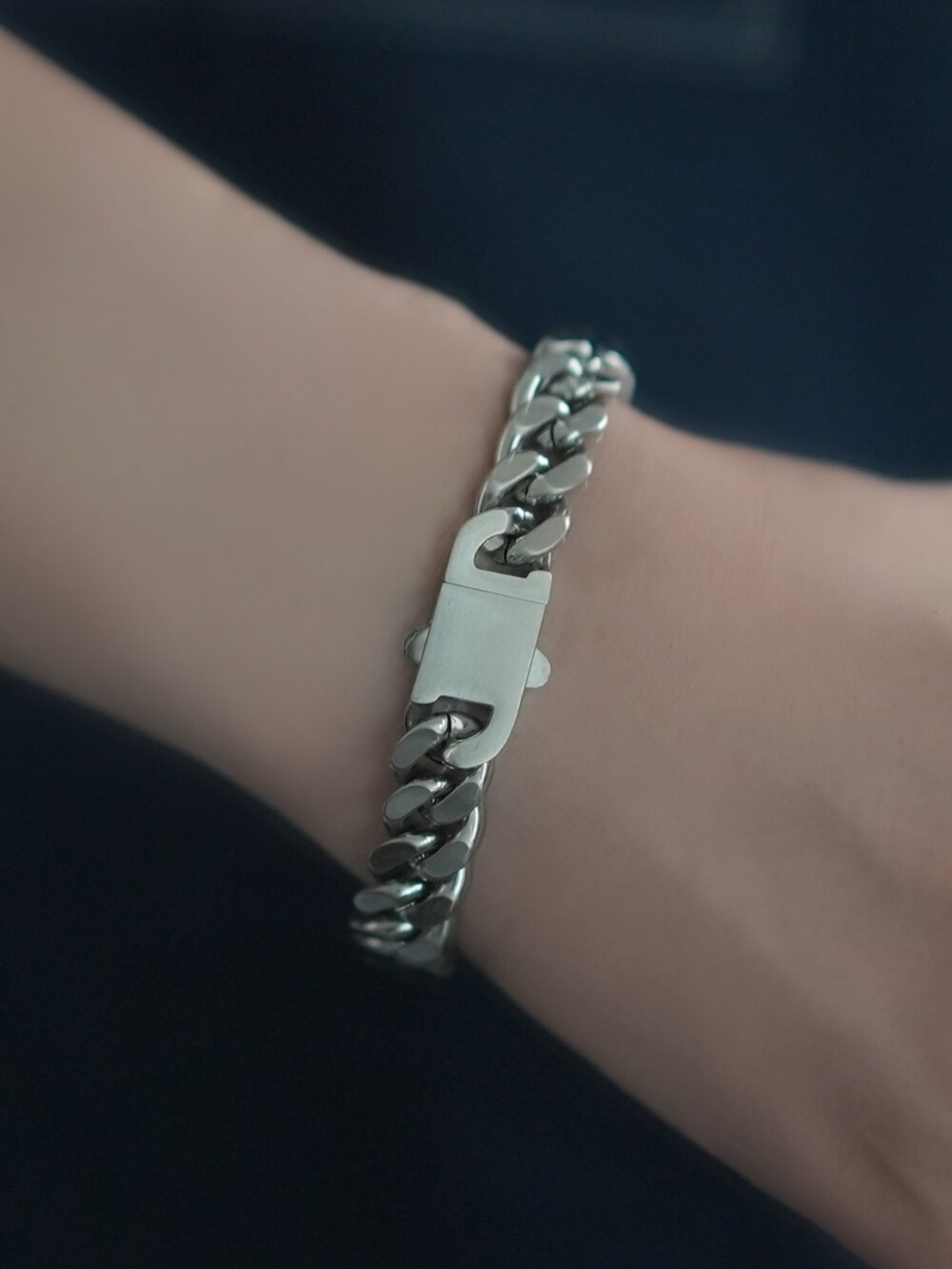 ブルー系のシャツ/ブラウス、ホワイト系のタンクトップ、ブラック系のシューズを着用したメンズの夏コーディネートの5枚目の写真