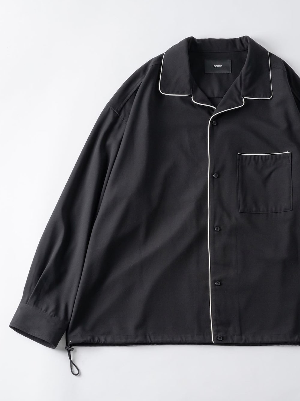 ブラック系のシャツ/ブラウス、ホワイト系のタンクトップ、ブラック系のカーゴパンツを着用したメンズの秋コーディネートの5枚目の写真