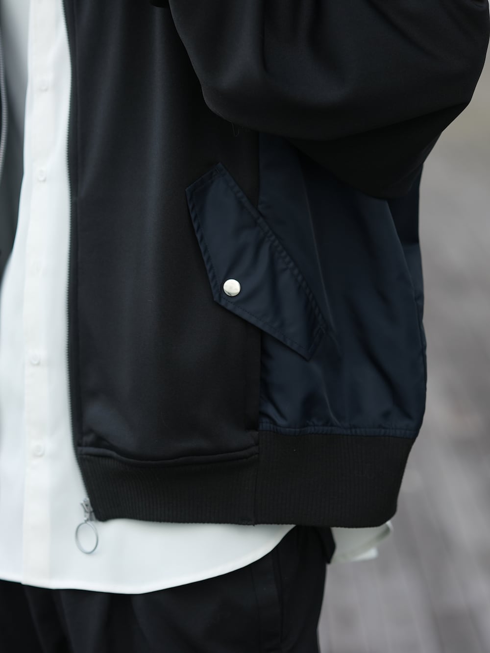 「DOOPZのDOOPZ HIGH NECK RING ZIP TRACK JACKET/ハイネックリングジップトラックジャケット（ブルゾン、ブラック系）」を使った、とっしーさん（メンズ・184cm）の春コーディネートの3枚目の写真