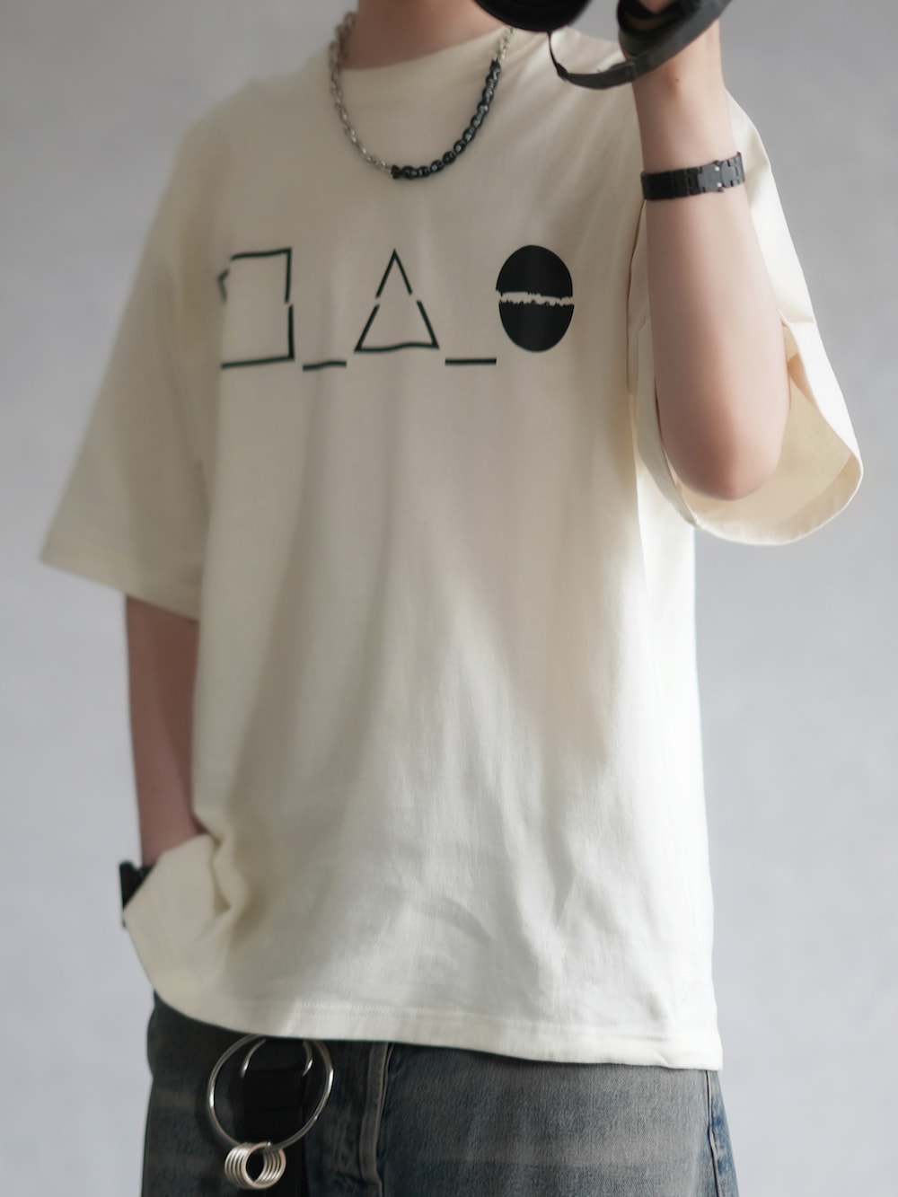 「ロゴT、白Tシャツ、デニム、オーバーサイズ、タックイン、カジュアル、シンプルコーデ、Tシャツ×デニム、DOOPZ、ZARA」｜「DOOPZのBIG Logo Print Tee - ビッグロゴプリントT（Tシャツ/カットソー、ベージュ系）」を使った、とっしーさん（メンズ・184cm）の夏コーディネートの2枚目の写真
