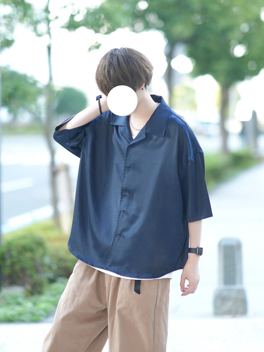 ブルー系のシャツ/ブラウス、ホワイト系のタンクトップ、ベージュ系のパンツを着用したメンズの夏コーディネートの2枚目の写真