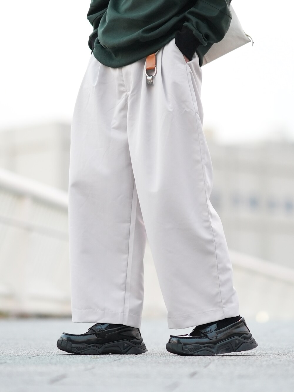 「秋ルック紹介するよ、休日スタイル、おしゃれさんと繋がりたい、オトナカジュアル、タートルネック、スウェット、秋服、白パンツ」｜「DOOPZのヘビータートルネックスウェット（スウェット、グリーン系）」を使った、とっしーさん（メンズ・184cm）の秋コーディネートの3枚目の写真