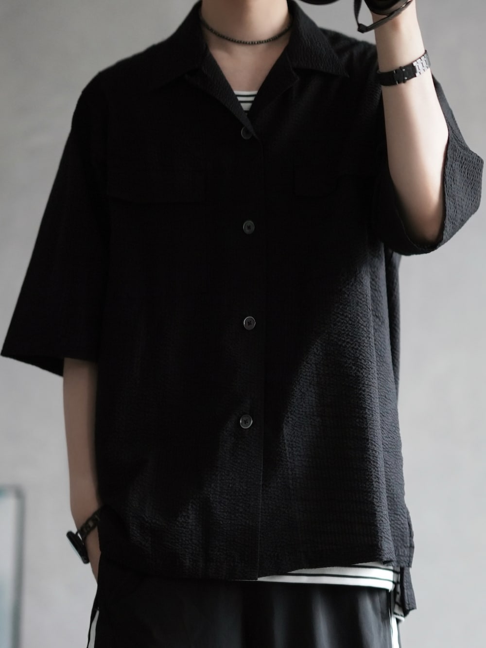 ブラック系のシャツ/ブラウス、ホワイト系のタンクトップ、ブラック系のスウェットパンツを着用したメンズの夏コーディネートの2枚目の写真