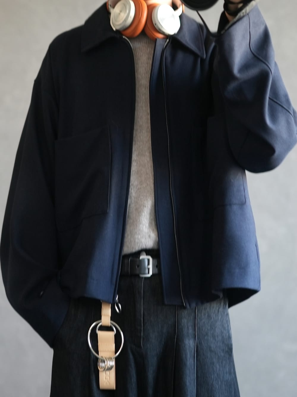 「秋服、大人カジュアル、シンプルコーデ、DOOPZ、カジュアルコーデ、ブルゾンコーデ、カジュアル、ワイドデニム、スニーカーコーデ」｜「DOOPZのOVER SLEEVE ZIP BLOUSON - オーバースリーブジップブルゾン（ブルゾン、ブルー系）」を使った、とっしーさん（メンズ・184cm）の秋コーディネートの2枚目の写真