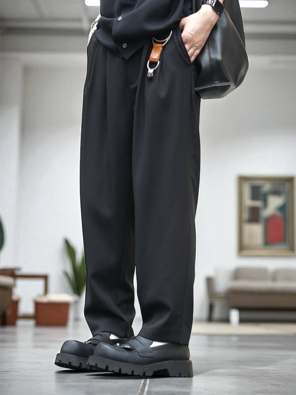 ブラック系のシャツ/ブラウス、ブラック系のスラックス、ブラック系のローファーを着用したメンズの夏コーディネートの3枚目の写真