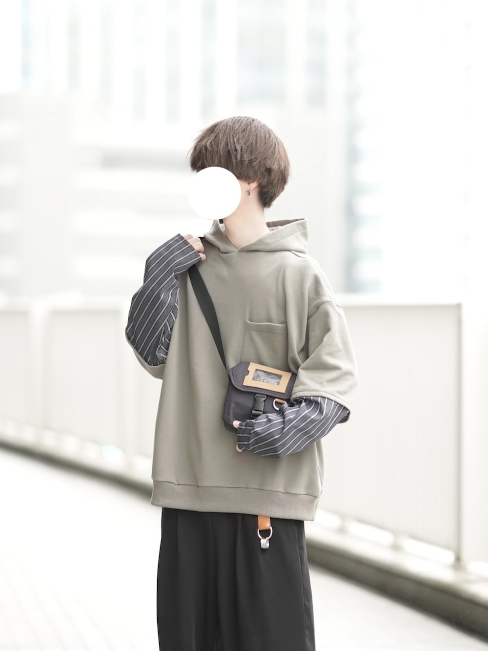 「春、カジュアルコーデ、ワイドパンツ、きれいめカジュアル、パーカーコーデ、カフスイージーパンツ、ローファー、ボディバッグ、ゆるコーデ、シンプルコーデ」｜「DOOPZのレイヤードスリーブフーディー（パーカー、ベージュ系）」を使った、とっしーさん（メンズ・184cm）の春コーディネートの2枚目の写真