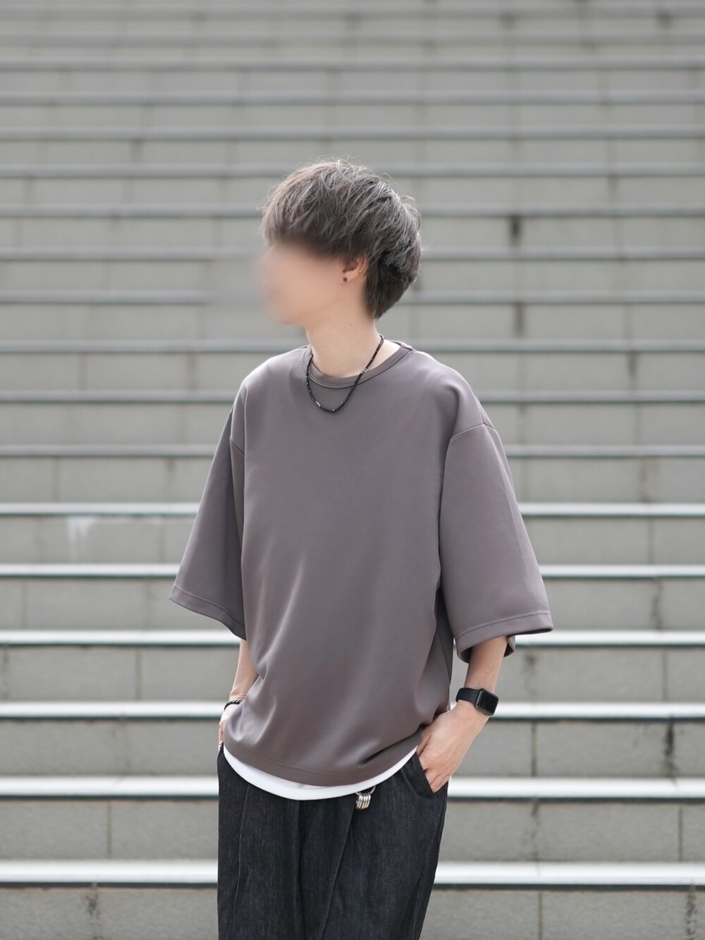 「夏コーデ、シンプル、ビッグT、Ｔシャツ、タンクトップ、ワイドパンツ、デニム、革靴」｜「DOOPZのDOOPZ ポンチルーズスリーブカットソー（Tシャツ/カットソー、グレー系）」を使った、とっしーさん（メンズ・184cm）の夏コーディネートの2枚目の写真