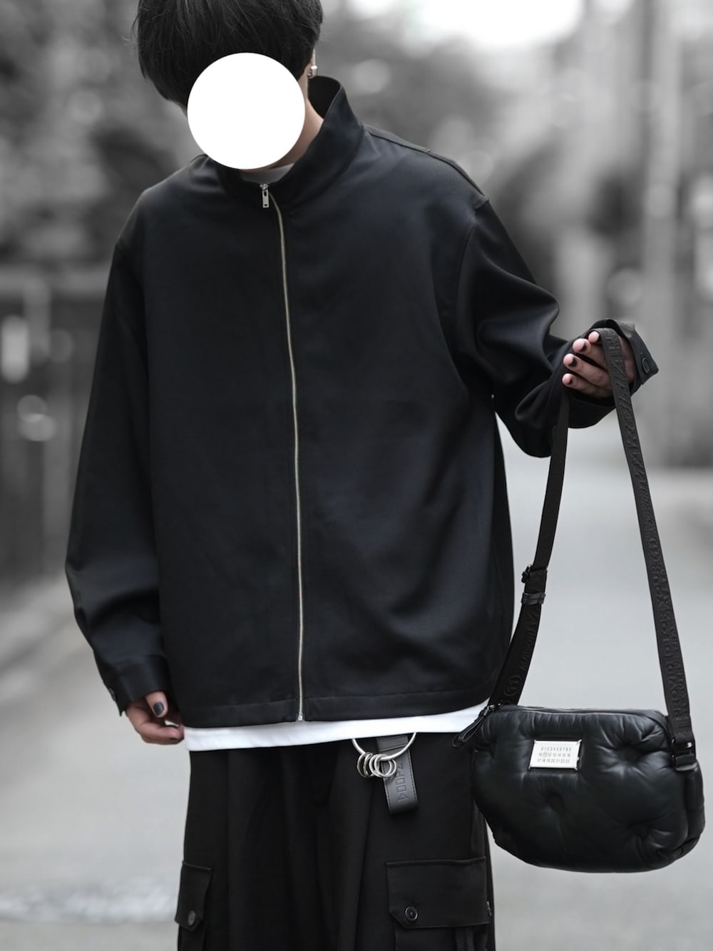 ブラック系のジャケット/アウター、ホワイト系のTシャツ/カットソー、ブラック系のカーゴパンツを着用したメンズの夏コーディネートの4枚目の写真