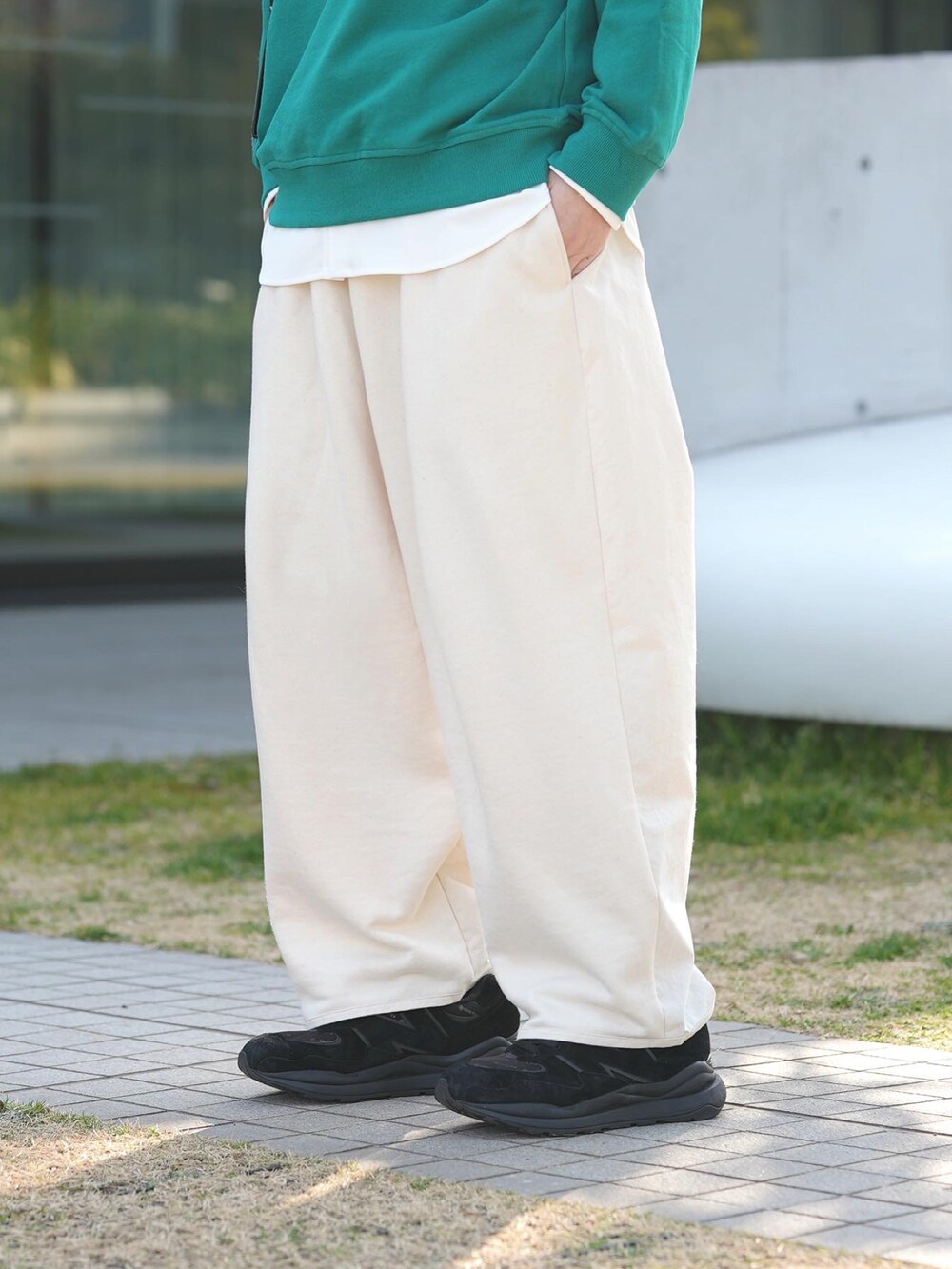 「春、グリーン、スウェット、バルーンパンツ、ワイドパンツ、ゆるコーデ、きれいめカジュアル」｜「H&Mのアイテム（スウェット、グリーン系）」を使った、とっしーさん（メンズ・184cm）の春コーディネートの3枚目の写真