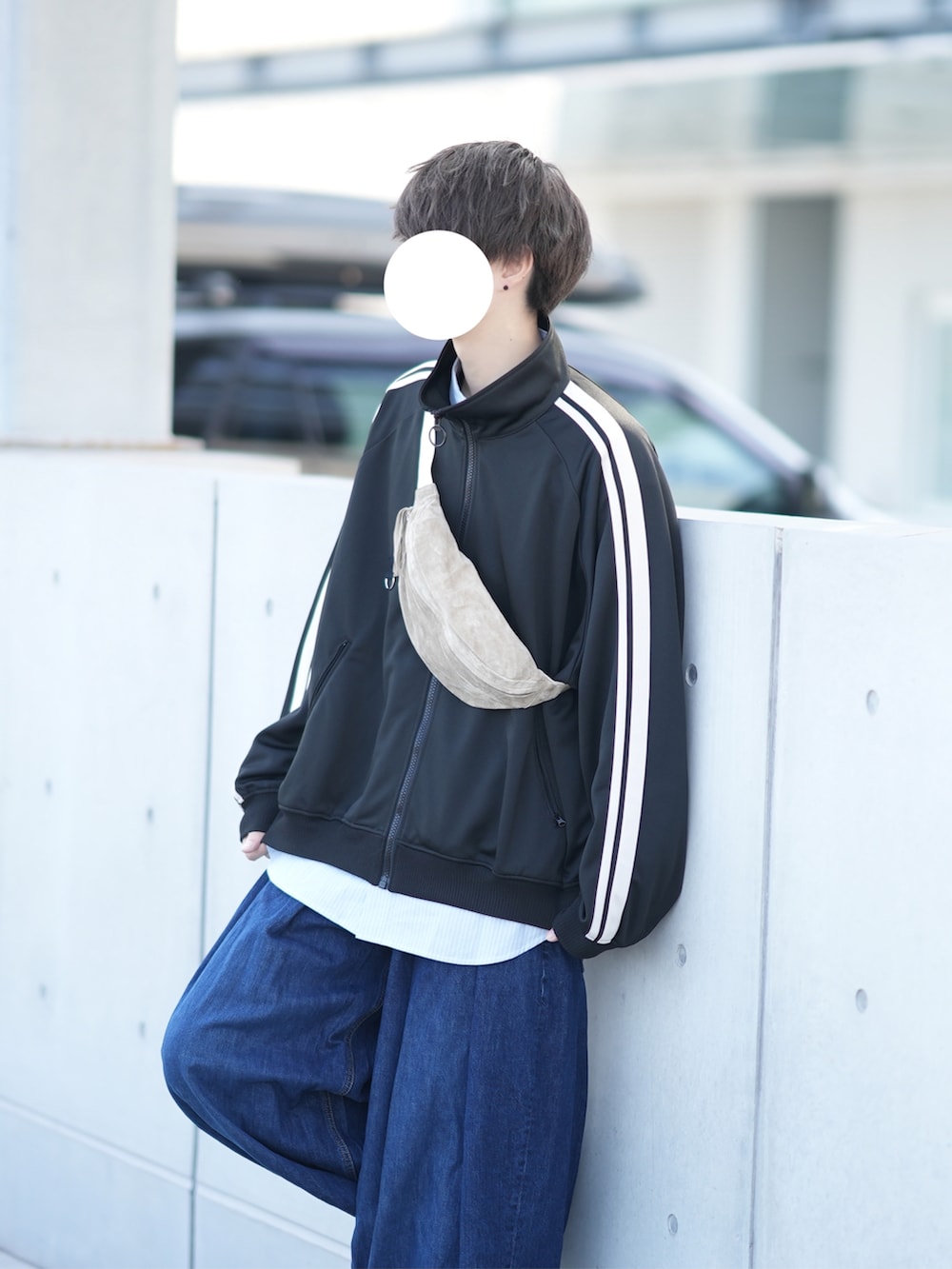 「春服デビュー宣言、休日スタイル、シンプル、きれいめカジュアル、トラックジャケット、スポーツミックス、デニムパンツ、ストライプシャツ、春コーデ」｜「DOOPZのラインスリーブトラックジャケット（ジャージ、ブラック系）」を使った、とっしーさん（メンズ・184cm）の春コーディネートの3枚目の写真
