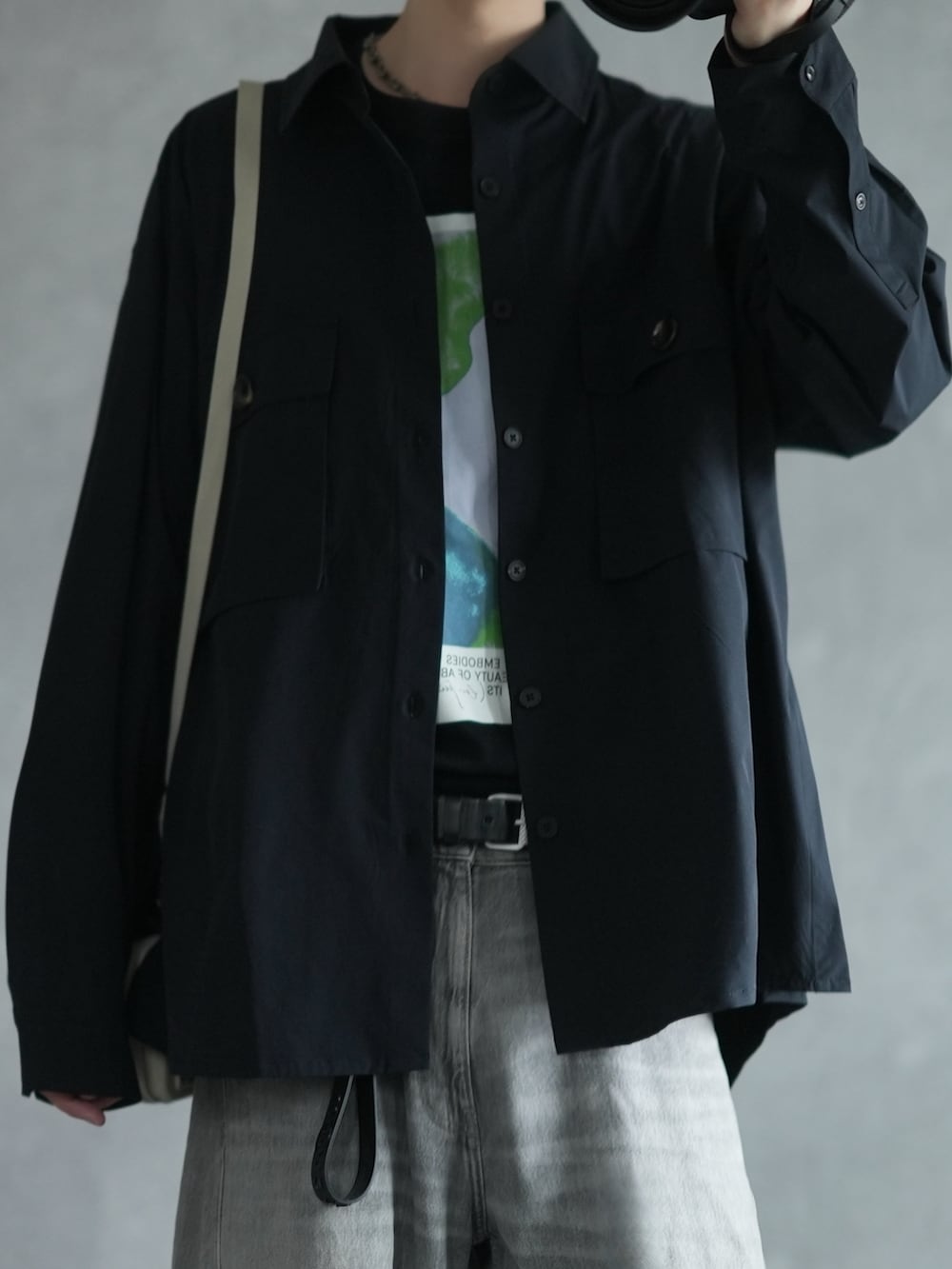 ブラック系のシャツ/ブラウス、ブラック系のTシャツ/カットソー、グレー系のデニムパンツを着用したメンズの春コーディネートの2枚目の写真