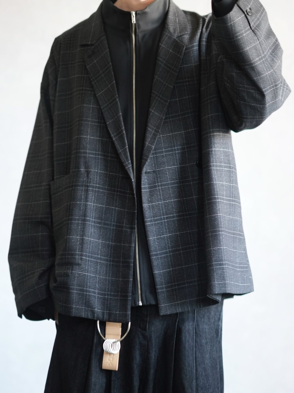 「テーマパークコーデ、秋服、チェック柄、ジャケットスタイル、ダブルジャケット、デニムコーデ、バギーデニム、ワイドデニム、きれいめカジュアル、DOOPZ、GU、GUコーデ」｜「DOOPZのClassic Check Double Jacket - クラシックチェックダブルジャケット（テーラードジャケット、ブラック系）」を使った、とっしーさん（メンズ・184cm）の秋コーディネートの2枚目の写真