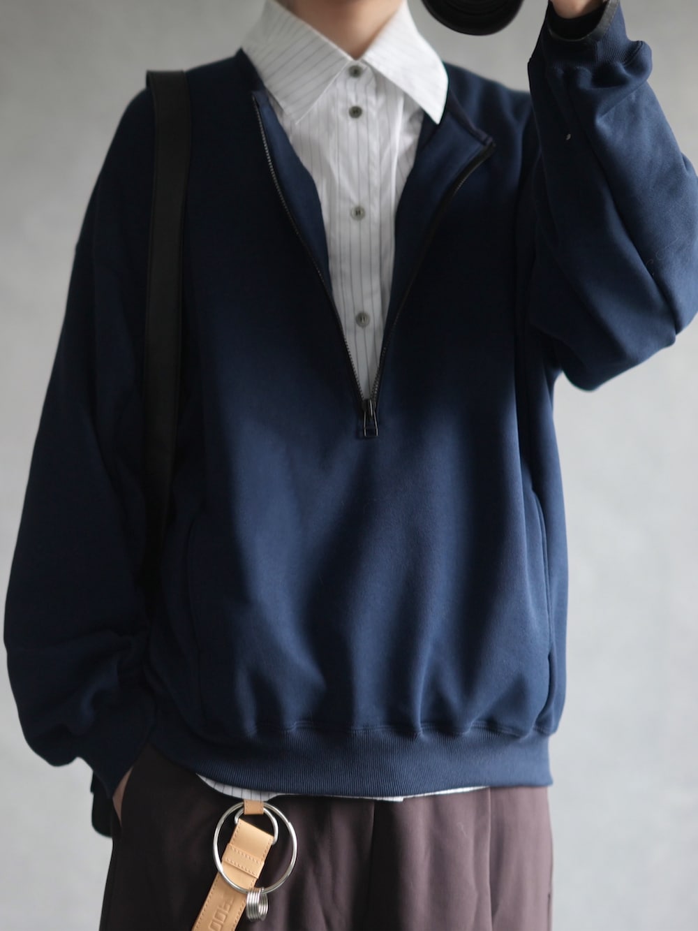 「シャツスタイル、スウェット、休日コーデ、春服、オトナカジュアル、ゆるコーデ、レイヤードスタイル、ローファー、革靴、ストライプシャツ」｜「my beautiful landletの【my beautiful landlet】 URAKE SWEAT HALF ZIP PULLOVER（スウェット、ブルー系）」を使った、とっしーさん（メンズ・184cm）の春コーディネートの2枚目の写真