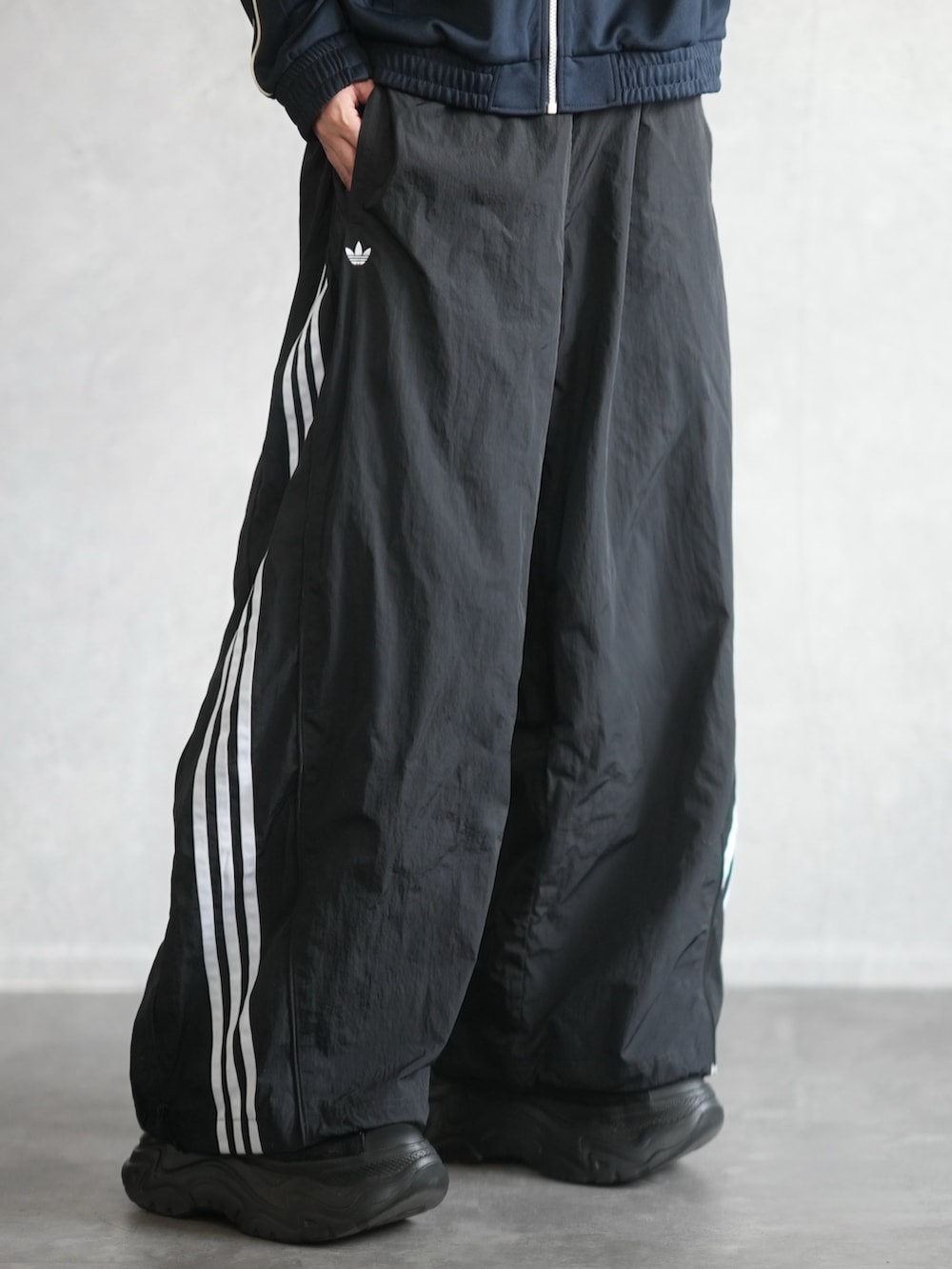 ブルー系のジャケット/アウター、ブラック系のスウェットパンツ、ブラック系のローファーを着用したメンズの春コーディネートの3枚目の写真