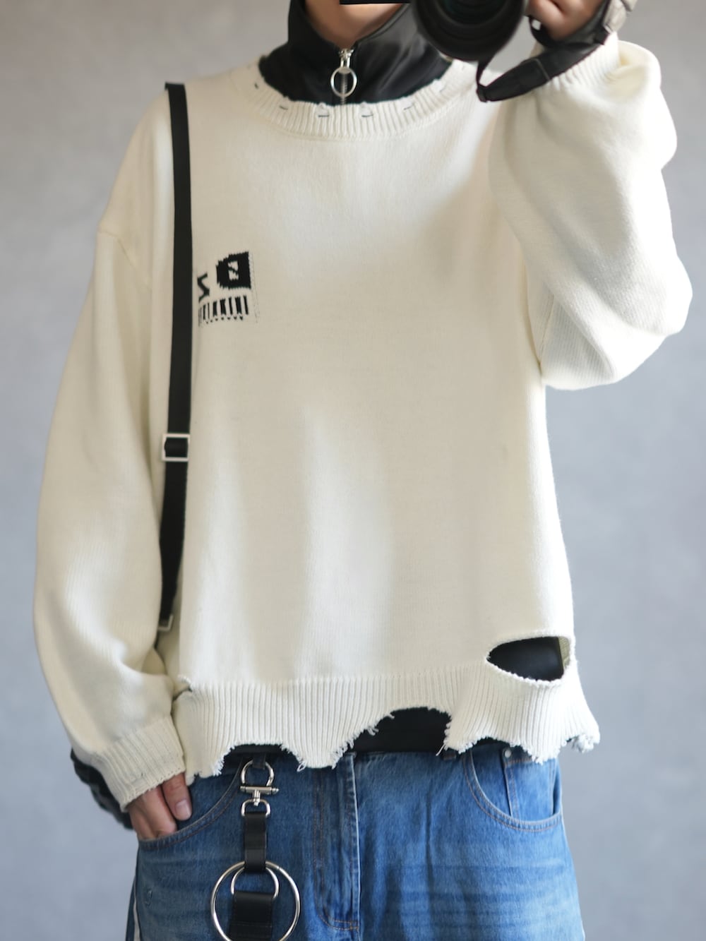 「今日のコーデ、白ニット、ハーフジップ、ダメージニット、ワイドデニム、トラックデニム、ラインパンツ、adidas、DOOPZ、春服コーデ、お出かけコーデ」｜「DOOPZのLogo Damage Knit - ロゴダメージニット（ニット/セーター、ホワイト系）」を使った、とっしーさん（メンズ・184cm）の春コーディネートの2枚目の写真
