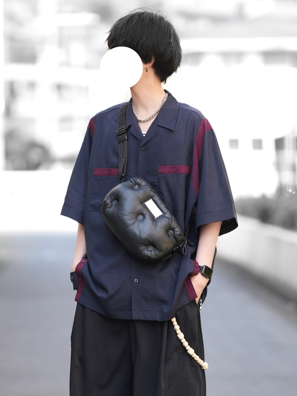 「春めき満開コーデ、春色、ワイドスラックス、モード、モードストリート、gu×rokh、rokh、GU、オトナカジュアル、メンズコーデ、シャツスタイル、夏コーデ、シンプルスタイル、キレイめカジュアル」｜「GU × rokhのアイテム（シャツ/ブラウス、ブルー系）」を使った、とっしーさん（メンズ・184cm）の春コーディネートの2枚目の写真
