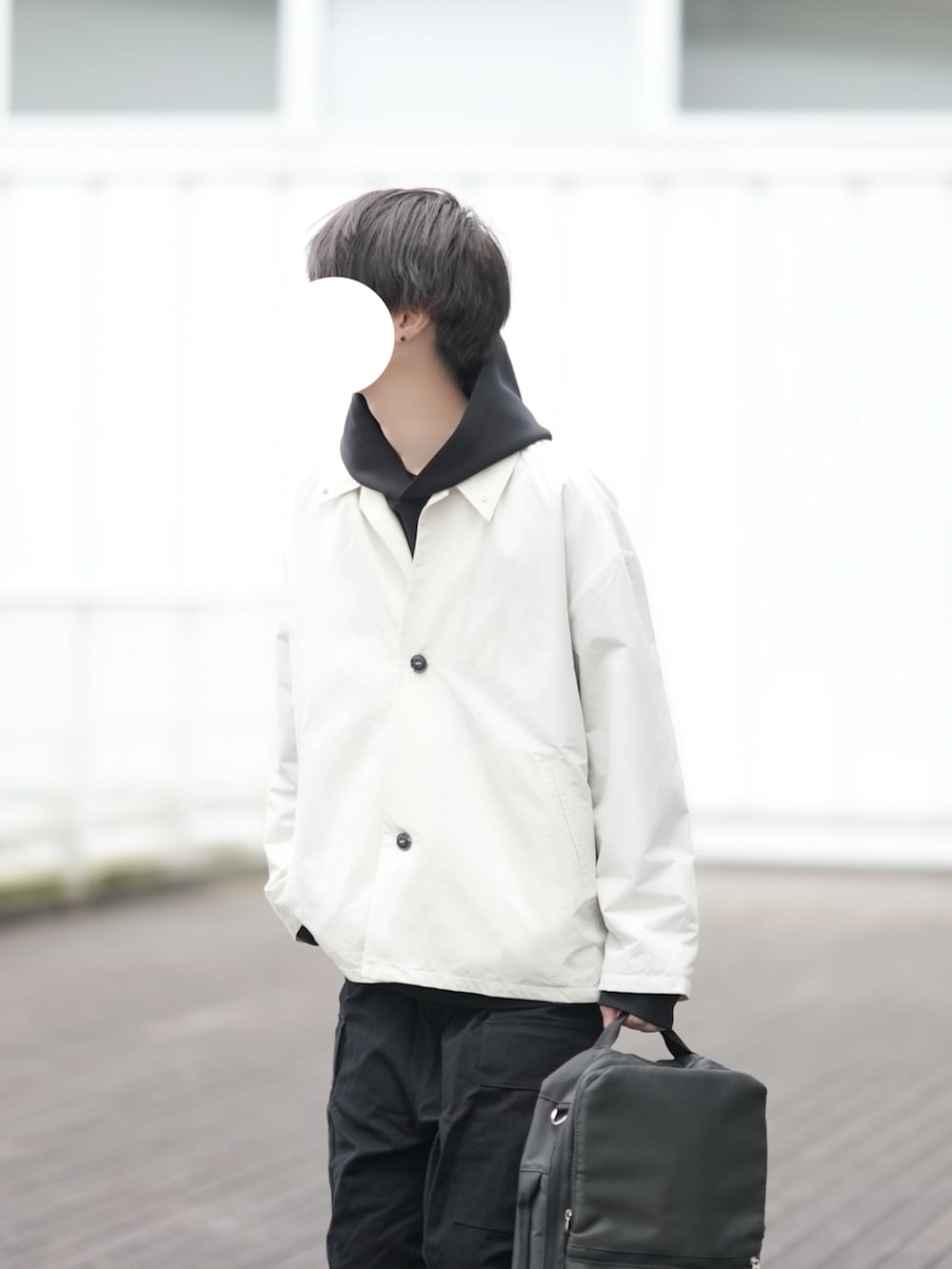「メンズファッション、春服、休日コーデ、スニーカー、ゆるコーデ、オトナカジュアル、カジュアルコーデ、コーチジャケット、シンプルコーデ」｜「DOOPZのナイロンコーチジャケット（ナイロンジャケット、ベージュ系）」を使った、とっしーさん（メンズ・184cm）の冬コーディネートの3枚目の写真