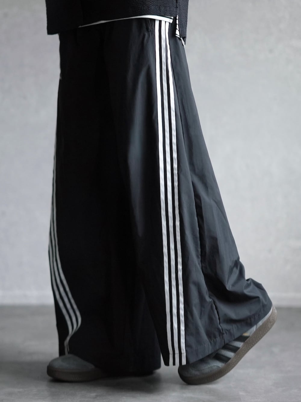 ブラック系のシャツ/ブラウス、ホワイト系のタンクトップ、ブラック系のスウェットパンツを着用したメンズの夏コーディネートの3枚目の写真