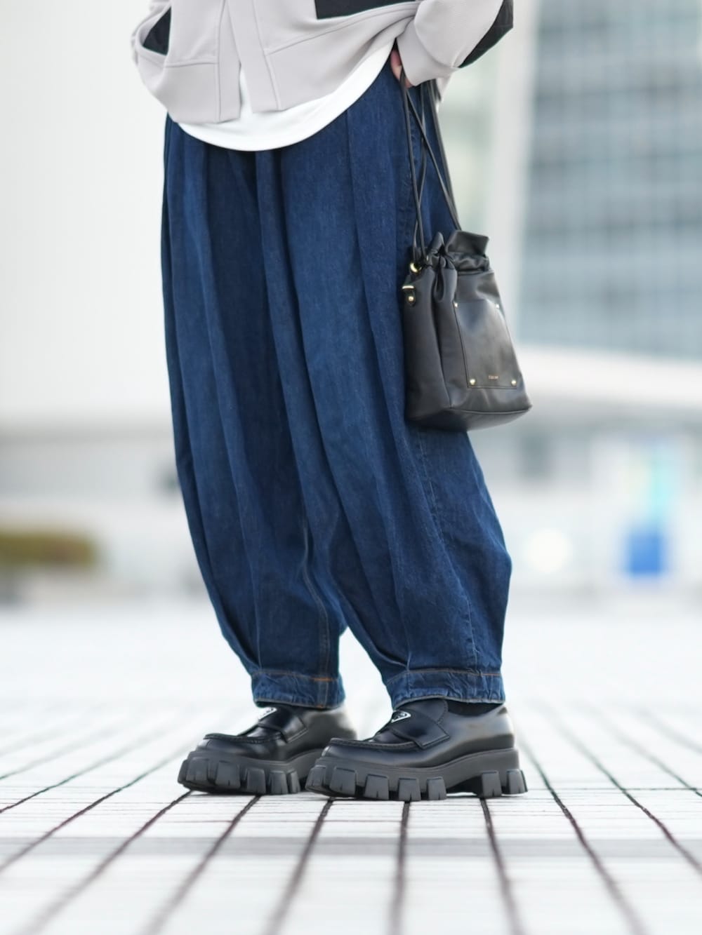 「休日スタイル、冬コーデ、シンプルスタイル、カーディガン、大人コーデ、ゆるコーデ、タートルネック、デニムパンツ、ローファー、ワイドパンツ」｜「DOOPZのキルトポケットカーディガン（カーディガン/ボレロ、グレー系）」を使った、とっしーさん（メンズ・184cm）の冬コーディネートの5枚目の写真