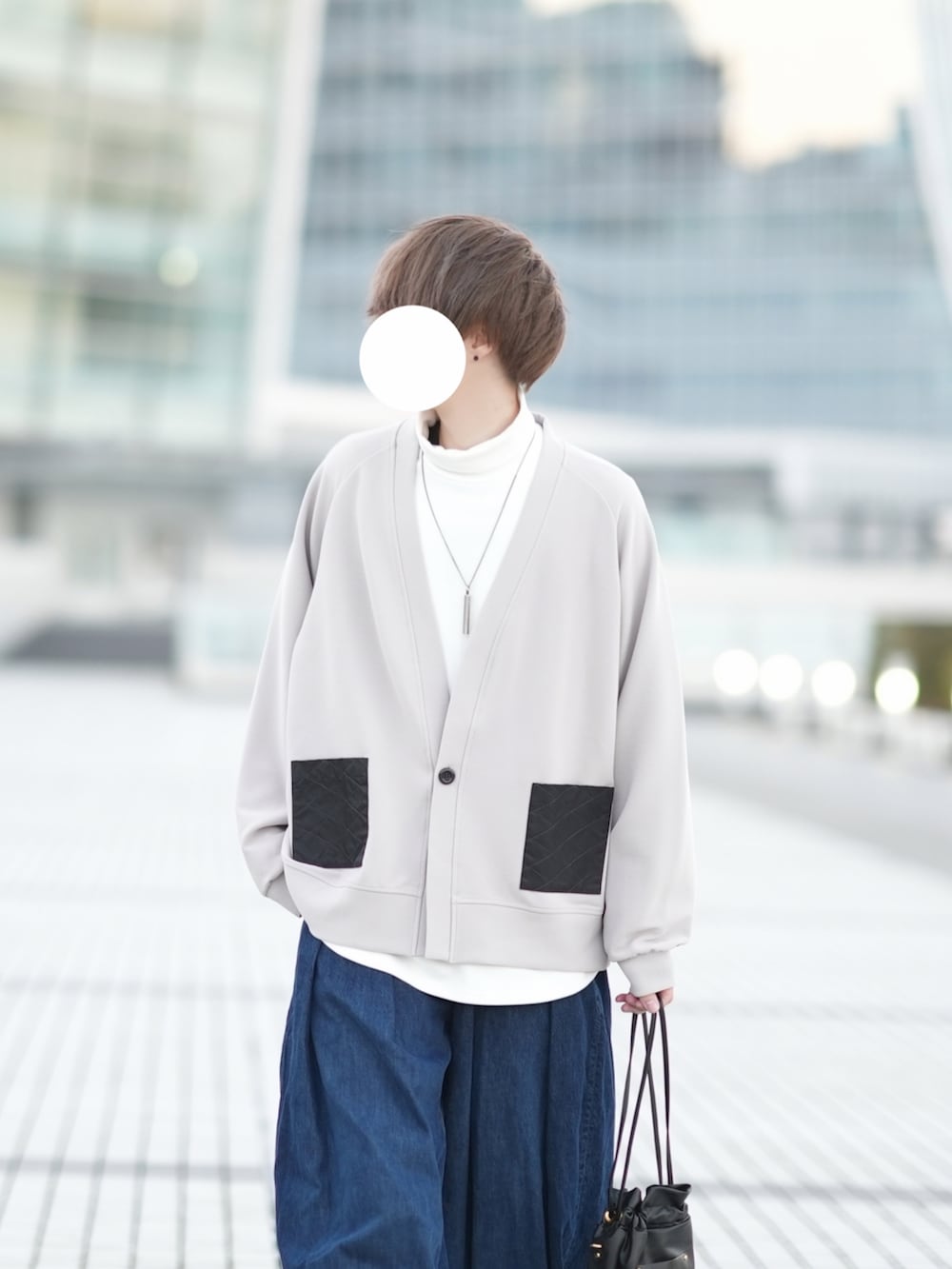 「休日スタイル、冬コーデ、シンプルスタイル、カーディガン、大人コーデ、ゆるコーデ、タートルネック、デニムパンツ、ローファー、ワイドパンツ」｜「DOOPZのキルトポケットカーディガン（カーディガン/ボレロ、グレー系）」を使った、とっしーさん（メンズ・184cm）の冬コーディネートの4枚目の写真
