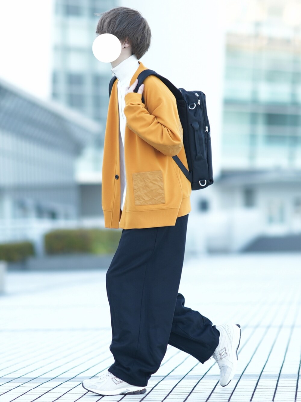イエロー系のカーディガン/ボレロ、ホワイト系のニット/セーター、ブラック系のスラックスを着用したメンズの冬コーディネートの2枚目の写真