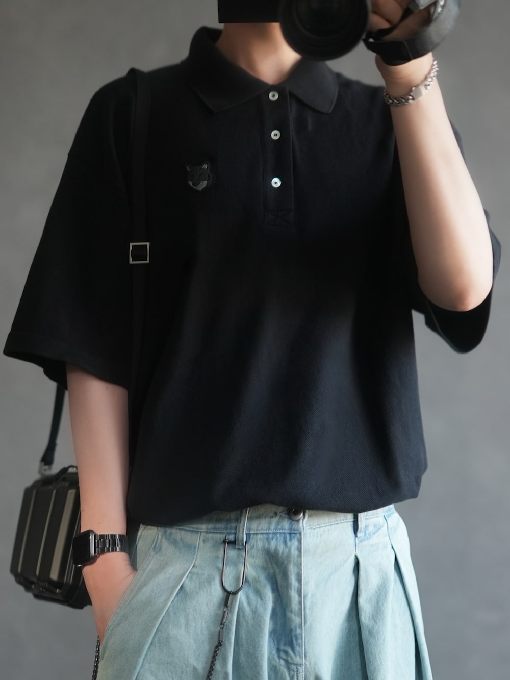 「ポロシャツ、デニム、バルーンデニム、ローファー、タックイン、カジュアル、シンプルコーデ、夏コーデ、GU、ZARA、MAISON KITSUNE、DOOPZ、ゆるコーデ」｜「Maison KitsuneのBOLD FOX HEAD PATCH OVERSIZE POLO（ポロシャツ、ブラック系）」を使った、とっしーさん（メンズ・184cm）の夏コーディネートの2枚目の写真