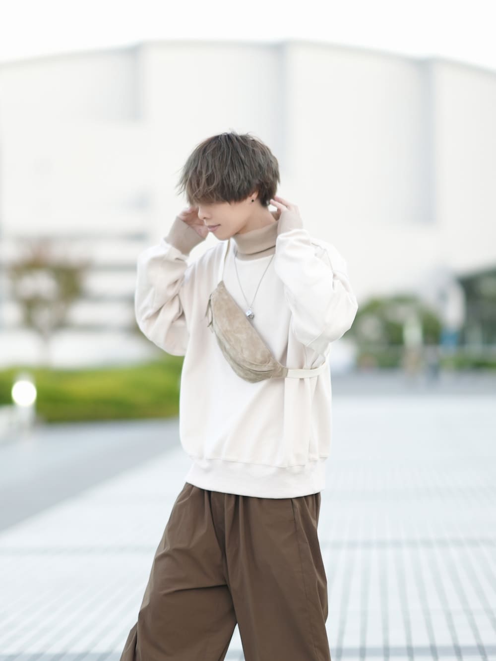 「WEARハロウィン2022、秋冬コーデ、メンズコーデ、ベージュコーデ、ゆるコーデ、タートルネック、大人コーデ」｜「DOOPZのヘビータートルネックスウェット（スウェット、ベージュ系）」を使った、とっしーさん（メンズ・184cm）の秋コーディネートの2枚目の写真