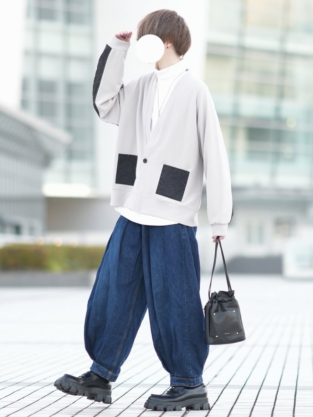 「休日スタイル、冬コーデ、シンプルスタイル、カーディガン、大人コーデ、ゆるコーデ、タートルネック、デニムパンツ、ローファー、ワイドパンツ」｜「DOOPZのキルトポケットカーディガン（カーディガン/ボレロ、グレー系）」を使った、とっしーさん（メンズ・184cm）の冬コーディネートの2枚目の写真