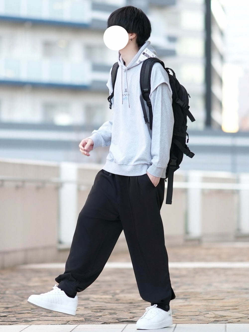 「DOOPZのアイテム（パーカー、グレー系）」を使った、とっしーさん（メンズ・184cm）の冬コーディネートの2枚目の写真