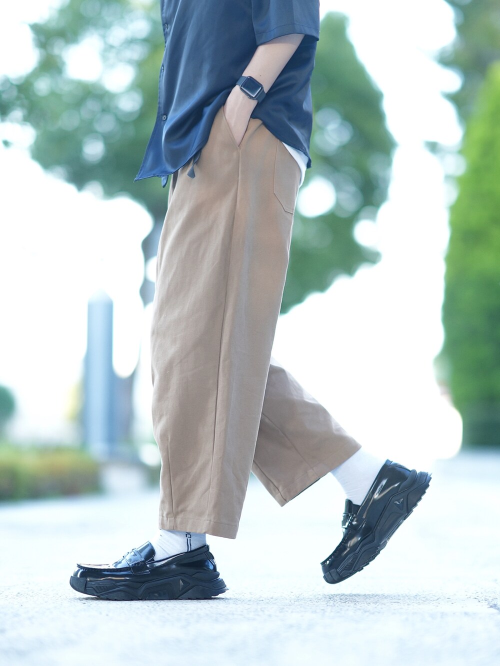 ブルー系のシャツ/ブラウス、ホワイト系のタンクトップ、ベージュ系のパンツを着用したメンズの夏コーディネートの3枚目の写真