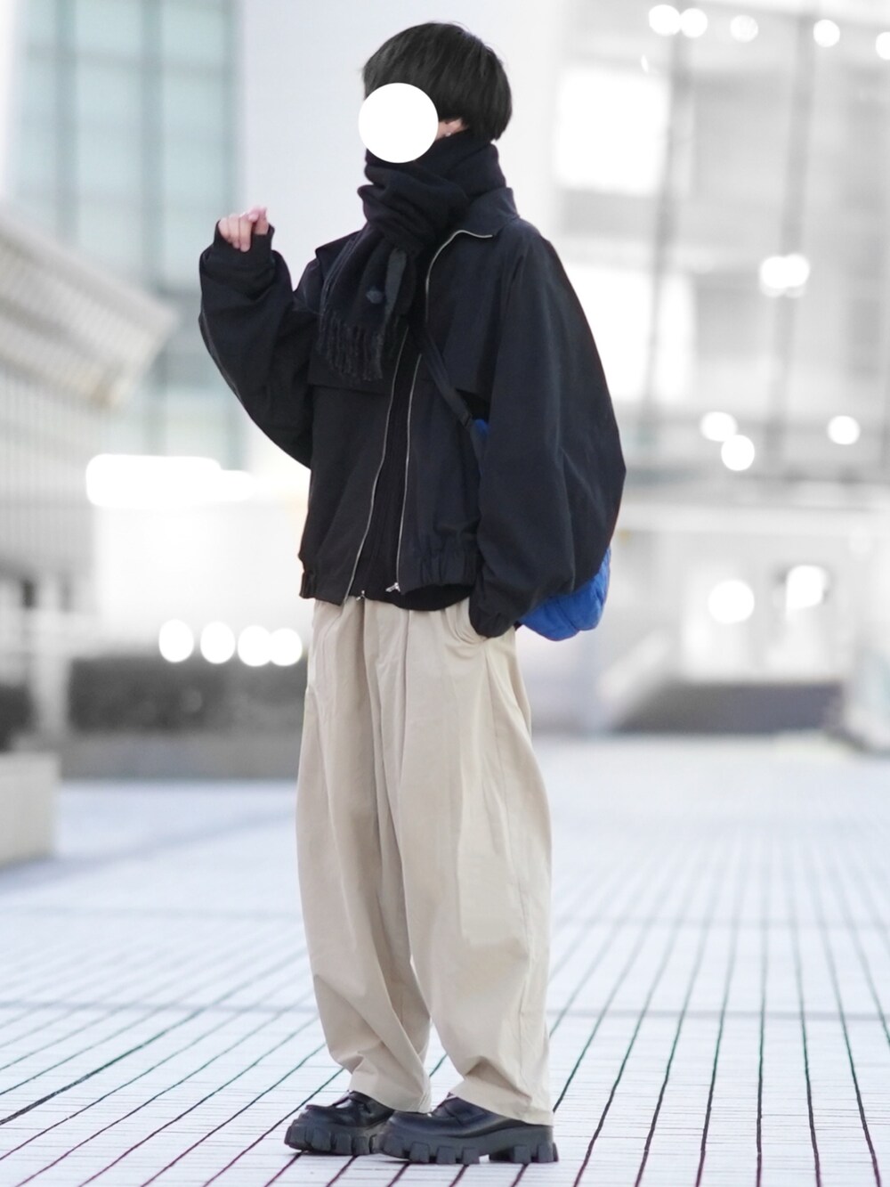 「大人カジュアル、シンプルコーデ、休日スタイル、きれいめカジュアル、ブルゾン、ドライバーズニット、チノパン、ワイドパンツ、ローファー、ゆるコーデ、マフラー」｜「my beautiful landletの【my beautiful landlet】 ZIP BLOUSON（ブルゾン、ブラック系）」を使った、とっしーさん（メンズ・184cm）の冬コーディネートの2枚目の写真