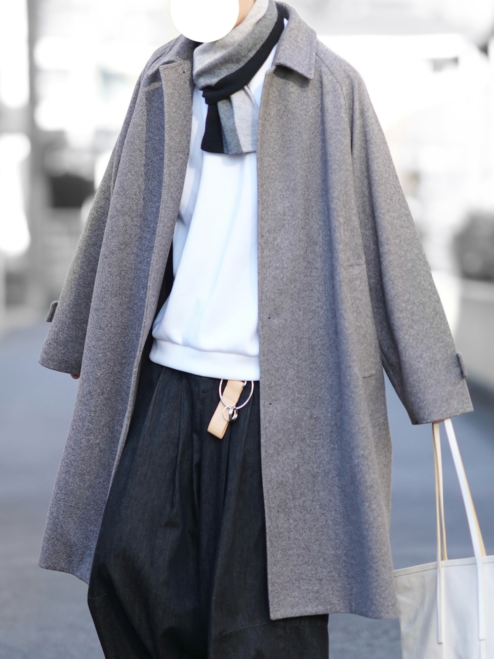 「最近のいい感じコーデ、ロングコート、冬アウター、休日コーデ、シンプルコーデ、GUコーデ、KATHARINEHAMNETTLONDON、KATHARINE HAMNETT LONDON(KATHARINE HAMNETT LONDON)、ワイドデニム、ローファー、マフラーコーデ、冬コーデ」|「GUのアイテム(ダウンジャケット/コート、グレー系)」を使った、とっしーさん(メンズ・184cm)の秋コーディネートの2枚目の写真