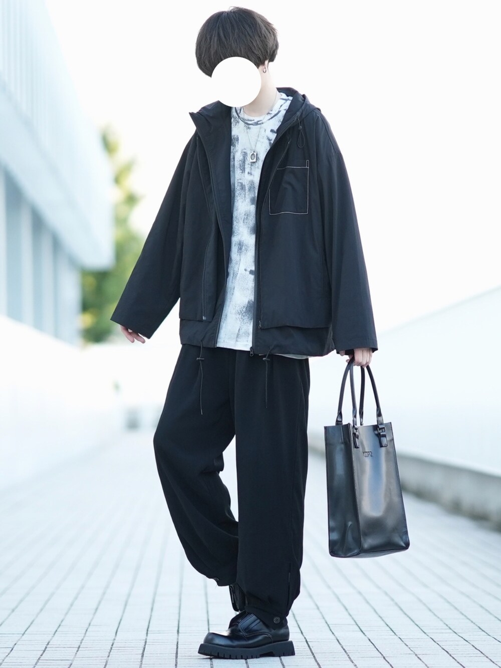 「秋服、秋服準備はじめました、マウンテンパーカー、ブラック、パーカー、ゆるコーデ、カフスイージーパンツ、ワイドパンツ、シンプルスタイル」｜「DOOPZのLAYERED MOUNTAIN PARKER /レイヤードマウンテンパーカー（マウンテンパーカー、ブラック系）」を使った、とっしーさん（メンズ・184cm）の秋コーディネートの4枚目の写真
