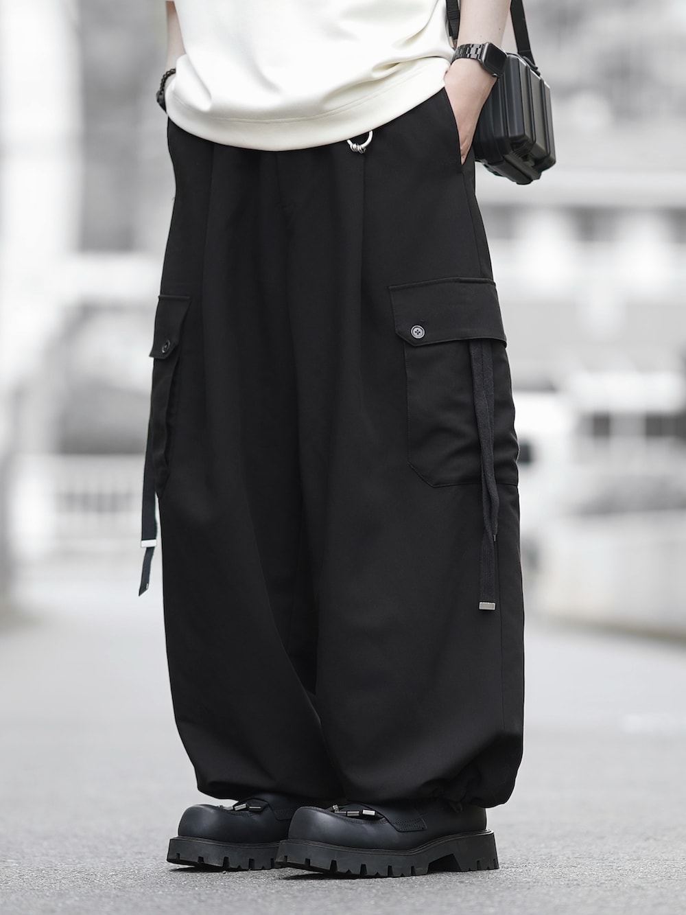 「レイヤードスタイル、ワイドパンツ、メンズコーデ、ゆるコーデ、シンプルスタイル、ストリートコーデ、白Tシャツ、カーゴパンツ、パラシュートカーゴパンツ、ローファー、ビッグT、シンプルコーデ」｜「DOOPZのVISCOSE DOLMAN T-SHIRT - ビスコースドルマンTシャツ（Tシャツ/カットソー、ホワイト系）」を使った、とっしーさん（メンズ・184cm）の春コーディネートの4枚目の写真