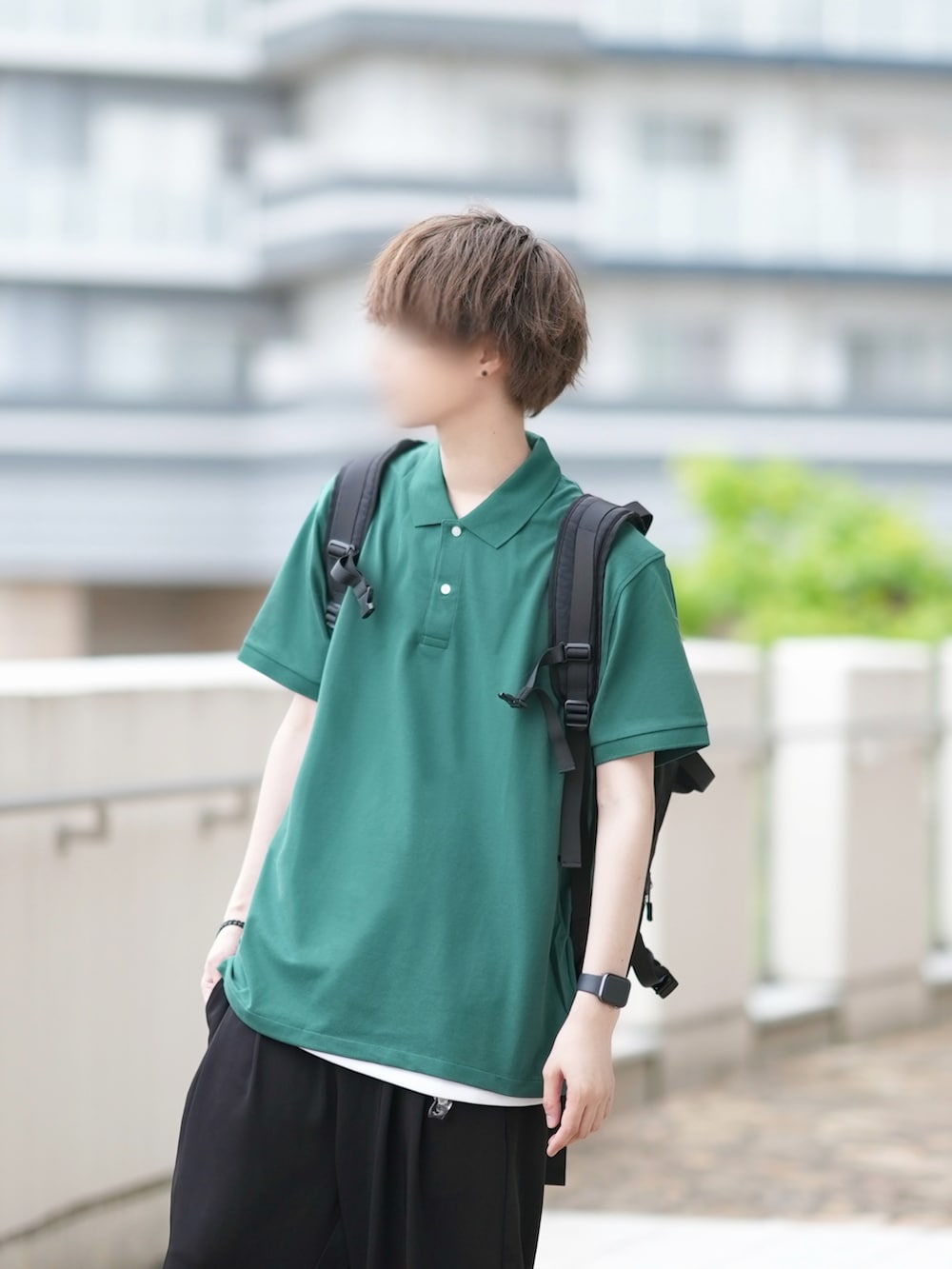 「FUDGEBOYのトラッドスタイル、夏コーデ、グリーン、ポロシャツ、タンクトップ、カフスイージーパンツ、白スニーカー、UNIQLO、オトナカジュアル」｜「UNIQLOの¥1,990（ポロシャツ、グリーン系）」を使った、とっしーさん（メンズ・184cm）の春コーディネートの2枚目の写真